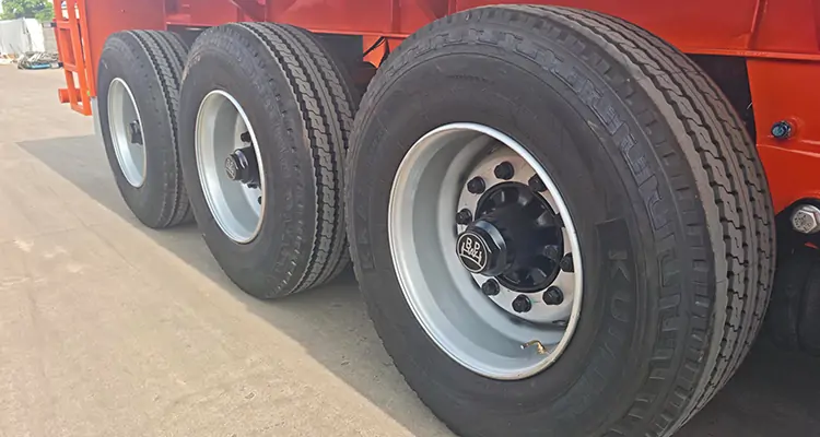 Tri Axle 80Ton Low bed Semi Trailer-flatbed trailer_skeletal trailer_low bed trailer_dump trailer_cargo trailer-Shandong Jiuzhou Automobile Manufacturing Co., Ltd.