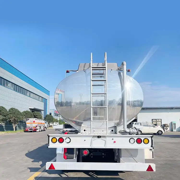 Application of Tanker Semi-Trailers in the Logistics and Transportation Industry-flatbed trailer_skeletal trailer_low bed trailer_dump trailer_cargo trailer-Shandong Jiuzhou Automobile Manufacturing Co., Ltd.
