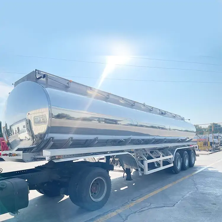 Application of Tanker Semi-Trailers in the Logistics and Transportation Industry-flatbed trailer_skeletal trailer_low bed trailer_dump trailer_cargo trailer-Shandong Jiuzhou Automobile Manufacturing Co., Ltd.