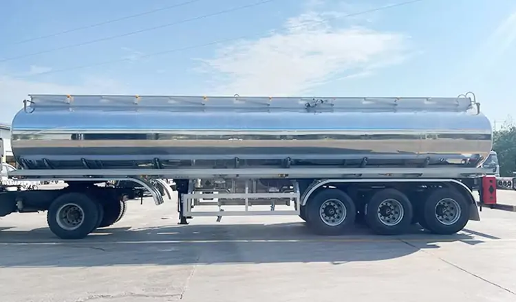  Application of Tank Semi-Trailers in the Petroleum Logistics Industry-flatbed trailer_skeletal trailer_low bed trailer_dump trailer_cargo trailer-Shandong Jiuzhou Automobile Manufacturing Co., Ltd.