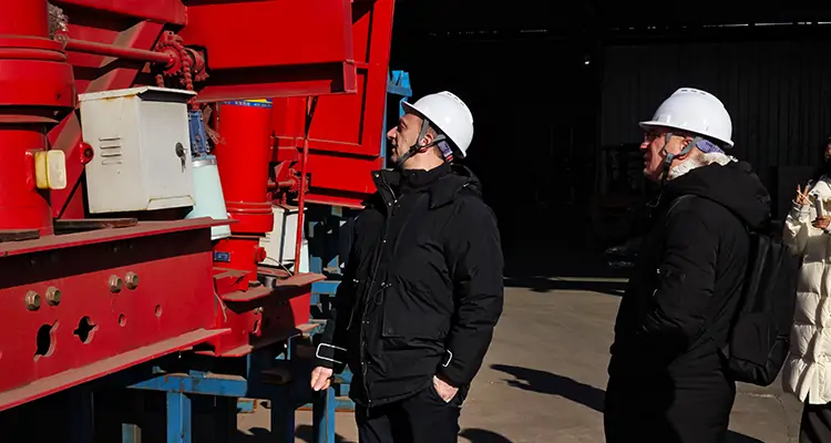 Russian Client Visits Our Factory to Discuss Semi-Trailer Cooperation-flatbed trailer_skeletal trailer_low bed trailer_dump trailer_cargo trailer-Shandong Jiuzhou Automobile Manufacturing Co., Ltd.