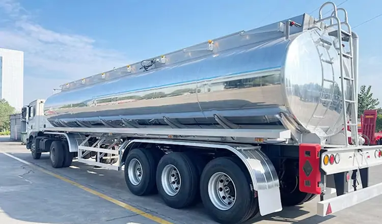  Application of Tank Semi-Trailers in the Petroleum Logistics Industry-flatbed trailer_skeletal trailer_low bed trailer_dump trailer_cargo trailer-Shandong Jiuzhou Automobile Manufacturing Co., Ltd.